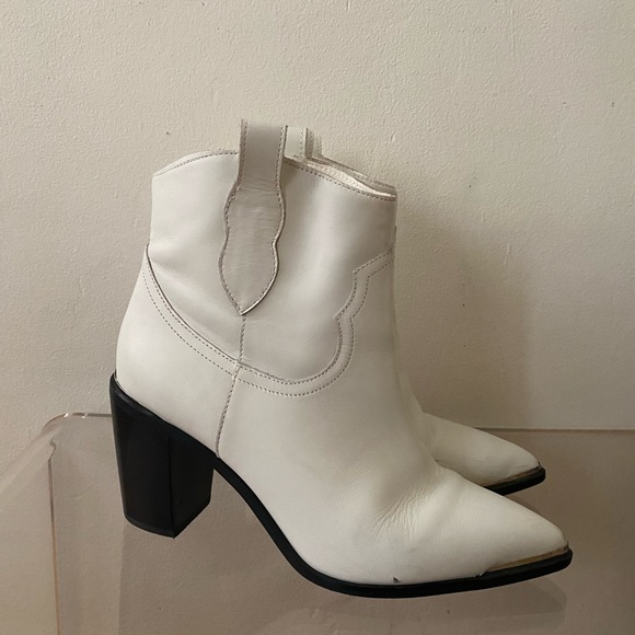 Steve Madden Zora White Leather Pointed Toe Ankle Boots Cowboy Western - Picture 3 of 10